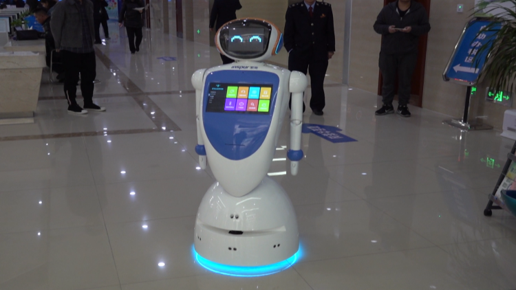 76秒丨机器人向导、无纸化办税 潍坊这间办税大厅充满“科技范”