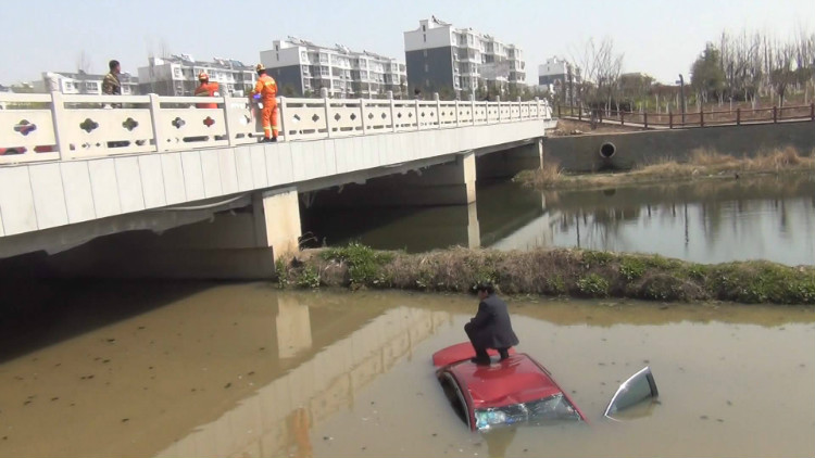 53秒丨临沂一轿车冲破大桥护栏落水 司机蹲在车顶等救援