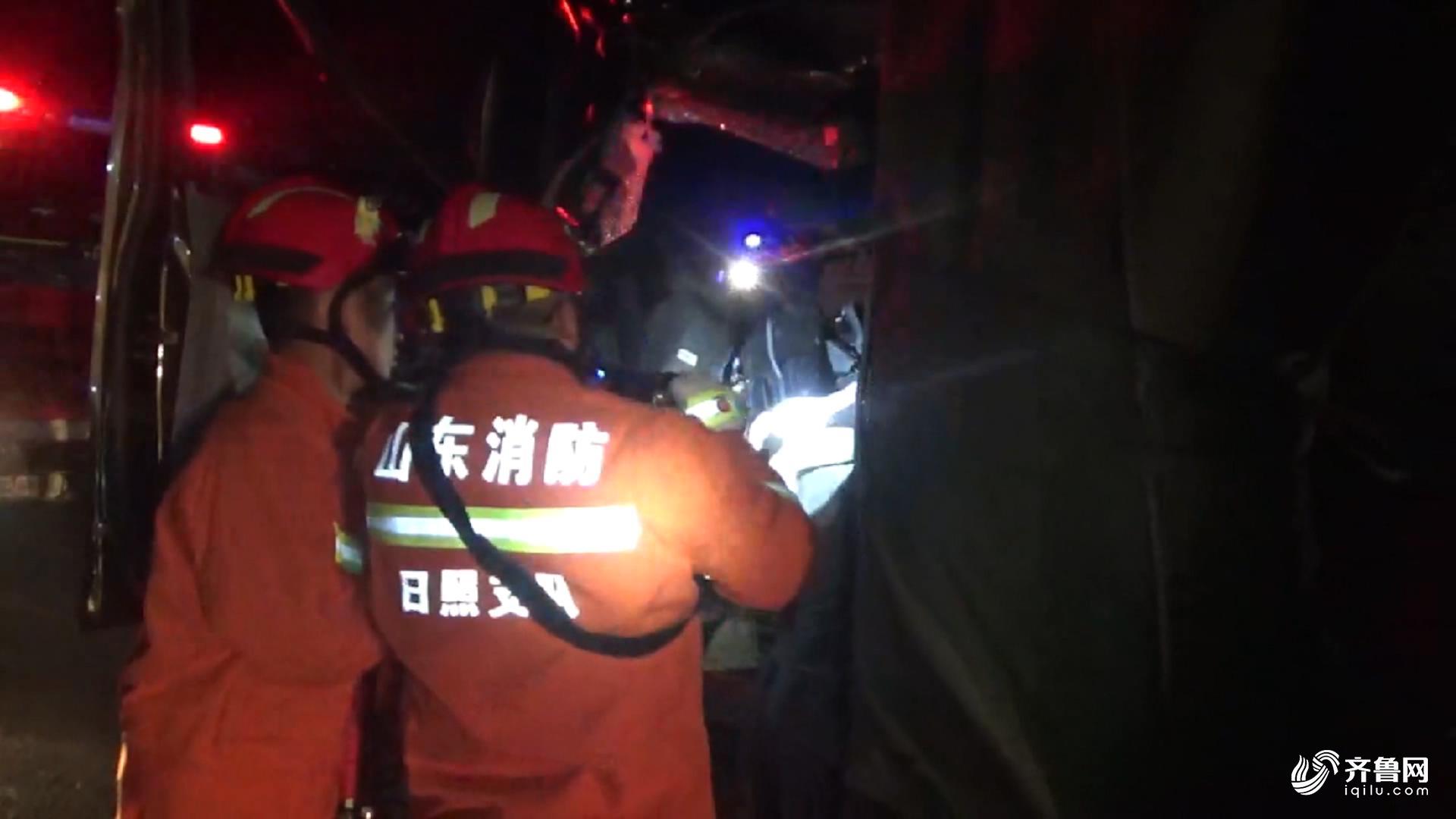 山东日照：小货车追尾等红绿灯大货车 消防救出受伤司机.JPG