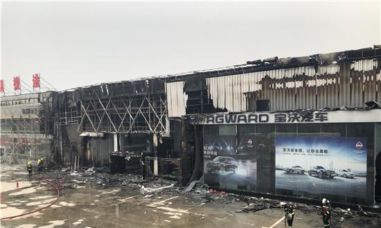 37秒丨济宁一汽车交易市场装修展厅突发大火 无人员伤亡