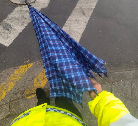 寻人！滨州今天雨中送伞的善心人 交警蜀黍在找你