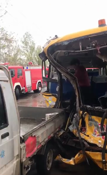 警方通报！滨州一大罐车追尾校车，校车驾驶员及3名学生受轻伤