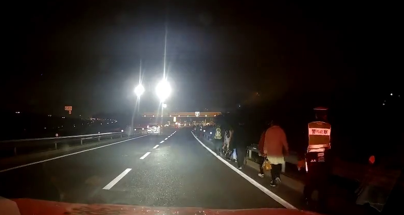 31秒丨点赞！深夜旅游大巴车发生故障 济南高速交警护送53人一公里