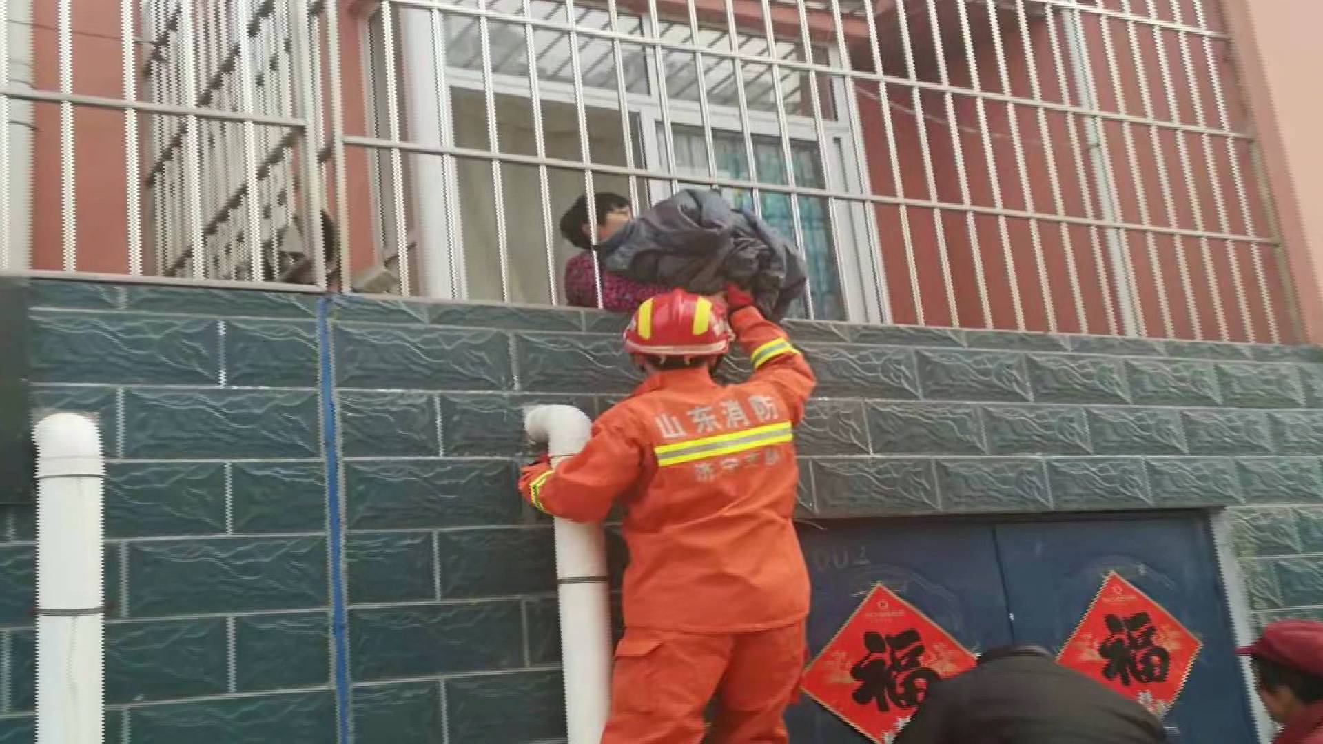 38秒丨济宁幼童头部被卡二楼窗户 消防员化身“托举哥”紧急救援