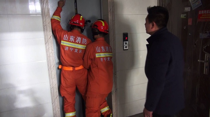 54秒 | 济宁：母女不慎被困电梯 消防使用撬棍救援