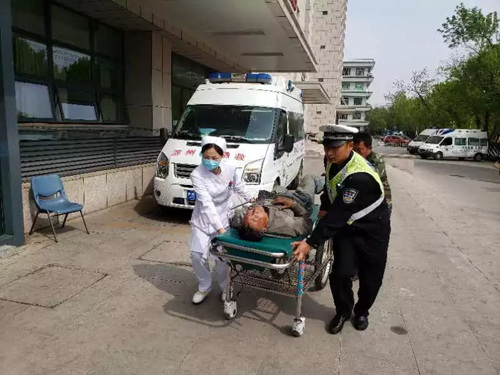 暖心！滨州交警紧急护送受伤群众到医院就诊