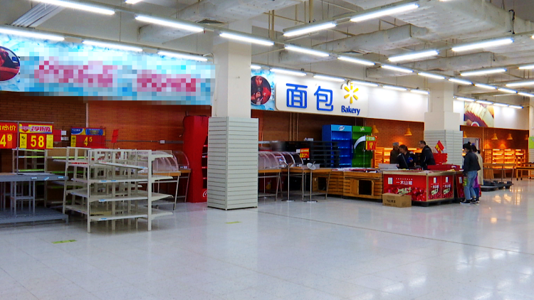 93秒丨潍坊沃尔玛超市停业在即市民扎堆“扫货” 提醒：需留意退卡时间
