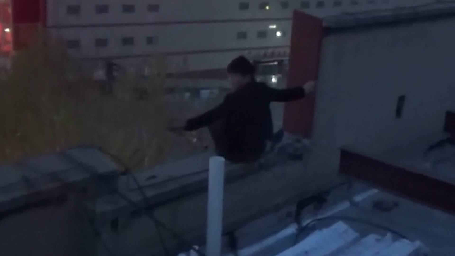 49秒|淄博一男子爬上楼顶欲轻生 消防员假意递烟“一招救命”