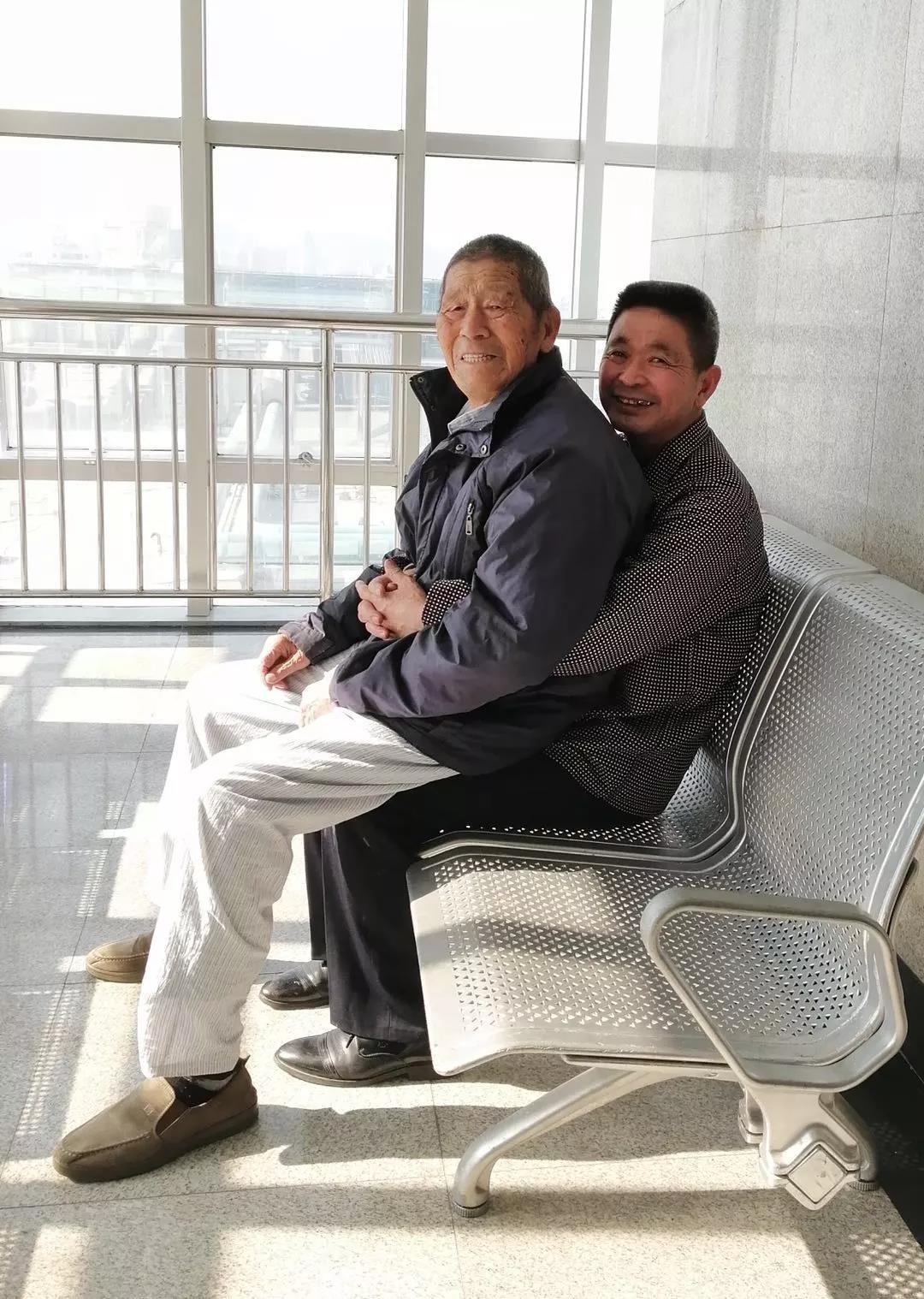 青岛六旬儿子抱起91岁父亲甘当“人肉座椅” 孝子获奖励