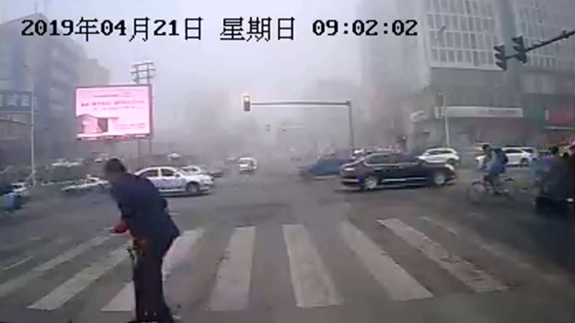 46秒|暖心！老人过马路行动不便 烟台公交司机背她过马路