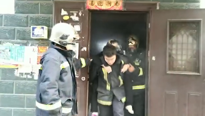 50秒丨淄博：楼房起火5人被困 消防员让出防护面罩助被困者脱险