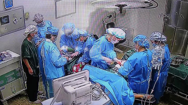 16秒丨惊心动魄！产妇生产和新生儿救助两台手术在一间手术室里同时开展