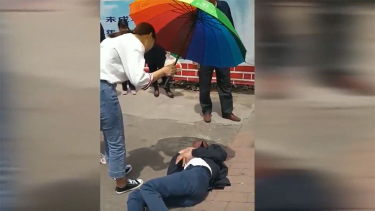 32秒丨滨州一男子醉酒后摔倒街头 热心市民合力救助