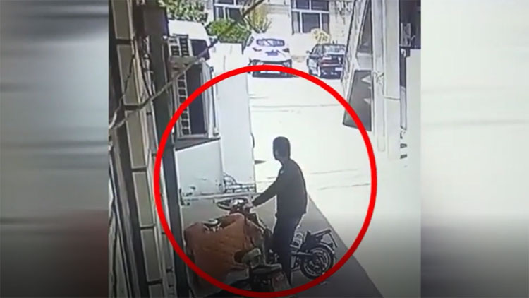 17秒丨猖狂！滨州一男子仅用十几秒偷走一辆电动车