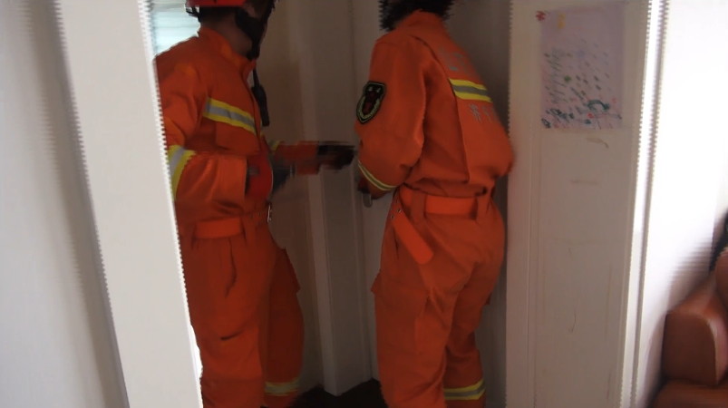 54秒丨汶上两岁幼童反锁房中 消防员1分钟破门救出