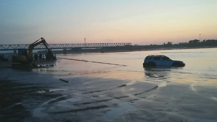 16秒丨滨州黄边岸边上演惊险一幕 一辆越野车被水围困