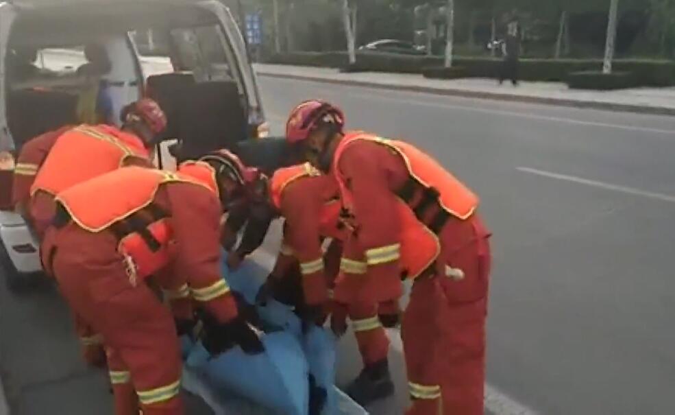 潍坊：男子不慎溺水 垂钓老人与消防员合力救援