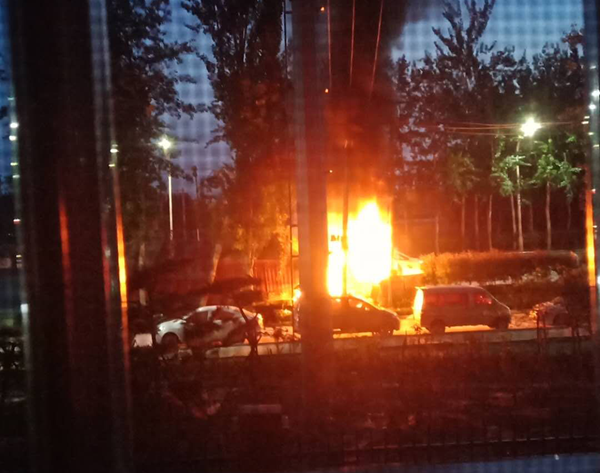冠县一半挂车与厢式货车相撞，车辆起火燃烧，致一人死亡