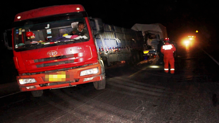 62秒丨潍坊昌乐224省道凌晨突发追尾事故 一名驾驶员被困车内