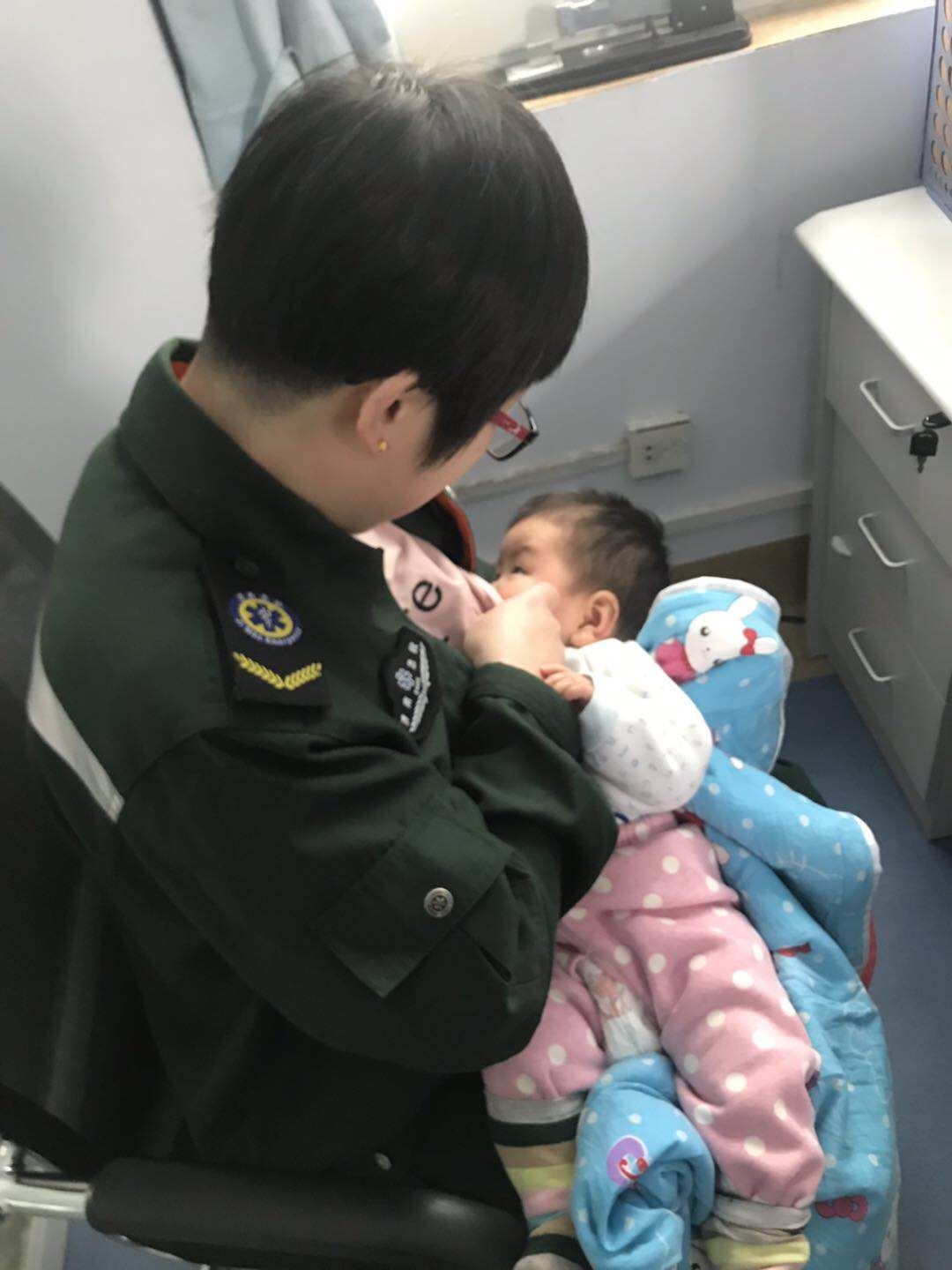 40秒丨妈妈进急诊室 孩子在外哭，商河哺乳期护师解衣喂宝宝