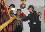 滨州一醉酒男子受伤醉倒在楼道 警务助理及时救助
