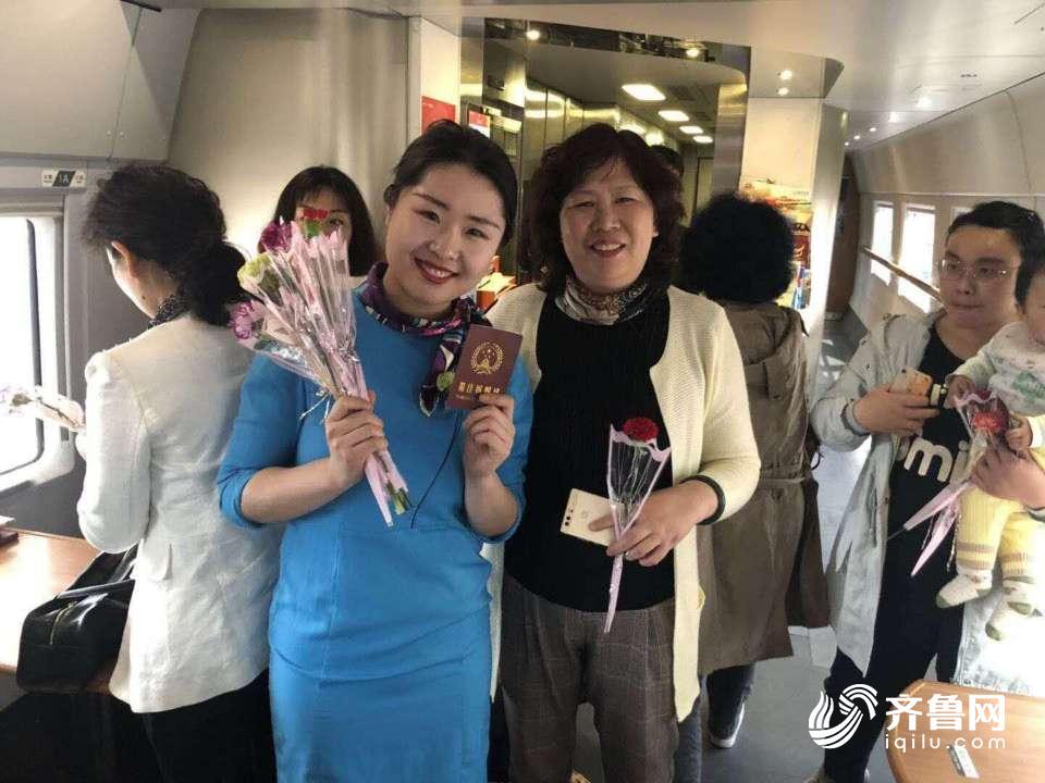 温情高铁 母爱前行，青岛发出的高铁上鲜花献给妈妈