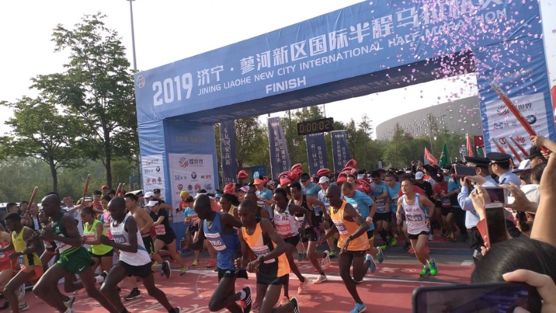 济宁蓼河新区马拉松开跑 4000名选手上演“速度与激情”