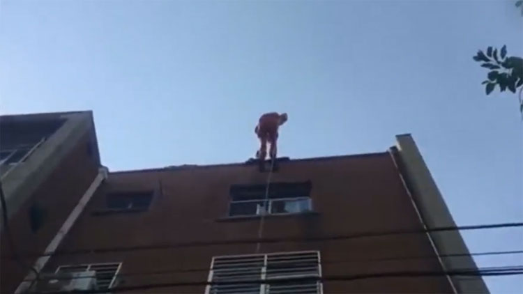 18秒丨滨州一两岁男童误将自己反锁家中 消防员顶楼速降将其解救