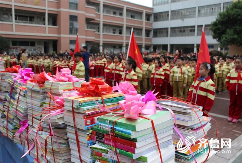 在霍家街小学捐书活动现场，孩子们捐出的爱心图书堆成了小山。（摄影   大众日报  马文青）.jpg