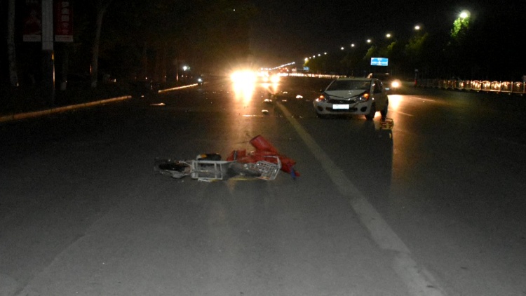 85秒丨悲剧！男子驾车撞倒电动车后逃逸 潍坊一对母子因抢救无效死亡