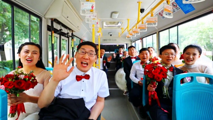 74秒丨浪漫节俭又时尚 潍坊昌乐9对新人乘坐公交参加集体婚礼