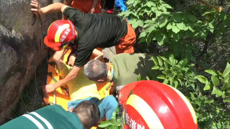 79秒丨惊险！驴友骨折被困蒙山峰顶 消防人员成功救援
