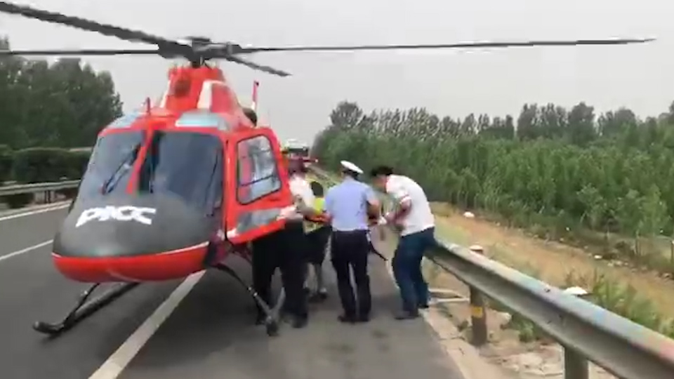 29秒丨日兰高速发生车祸致交通中断 直升机现场救援载伤员直飞医院