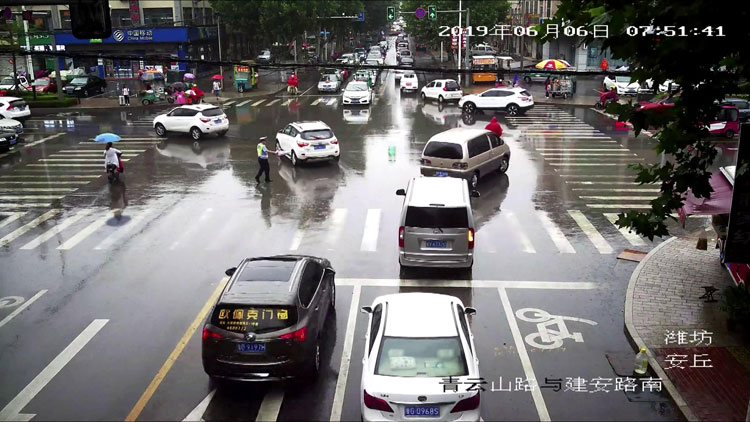 暖心！交警冒雨执勤 潍坊好心市民扔下雨伞驾车而去