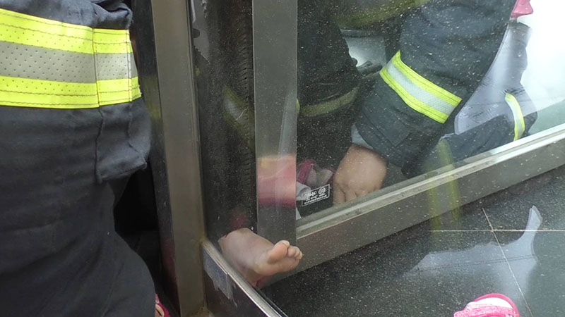 33秒｜小女孩被旋转门夹脚 消防员耐心安抚顺利取出