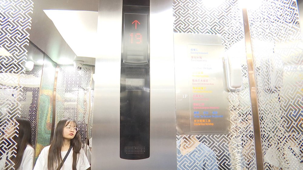 电梯安全丨济南一酒店电梯内标识不全，回应：正在装修