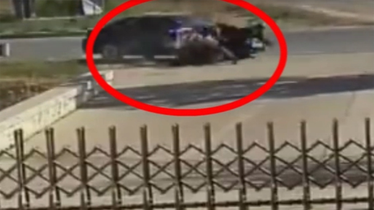 16秒｜沾化一轿车与顺行摩托发生交通事故 看视频判断谁的责任