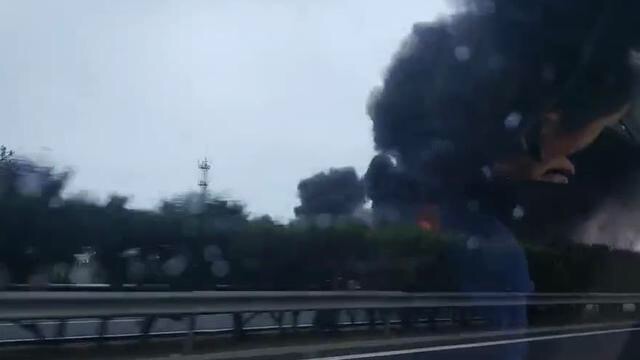 烟台荣乌高速大车起火已被扑灭 无人员伤亡
