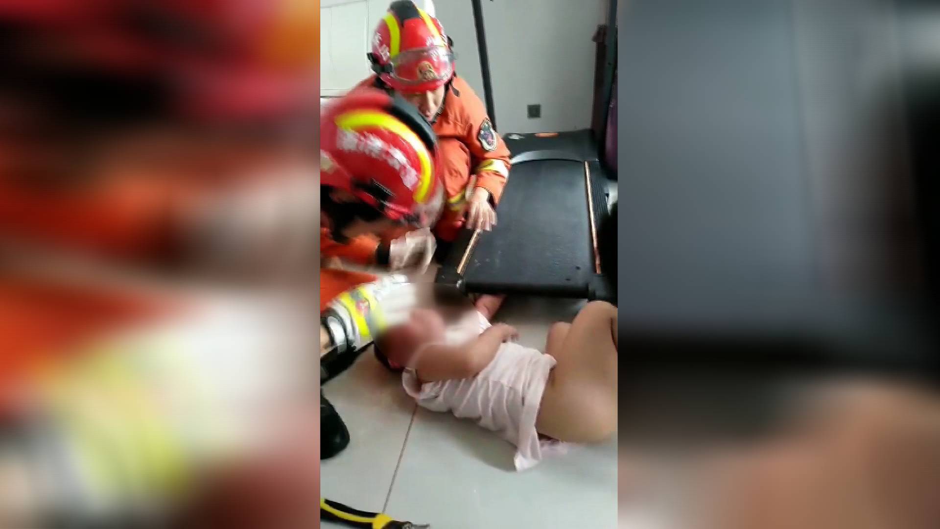 46秒｜邹城2岁幼童被跑步机卡住胳膊不断哭闹 大喊“我不要打针”