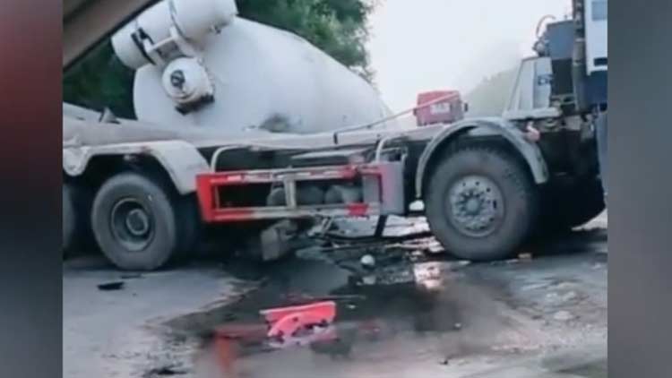 33秒丨凌晨滨州街头一混凝土罐车与大货车相撞 车罐掉落混凝土撒一路