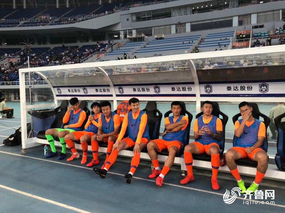 鲁能替补席5名U23球员时候准备着 宿将周海滨交换刘彬彬退场