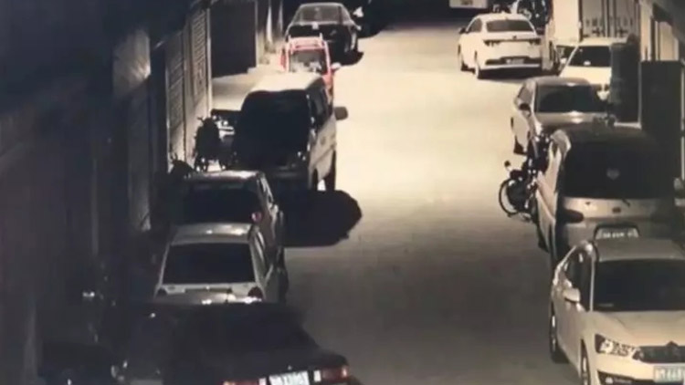 62秒丨监控曝光！滨州街头凌晨惊现“拉车门”式盗窃
