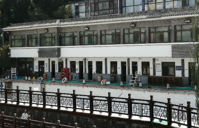 济南环城景区泉水浴场今起暂时关闭 现泳池已抽干市民表示理解
