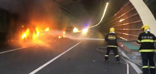 30秒丨济南两货车隧道追尾起火 后车被烧只剩骨架