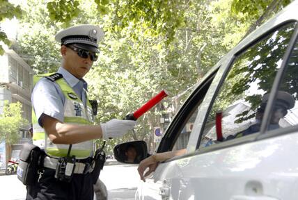 48秒丨今年济南交警出警11.8万人次 查处酒驾违法7989起