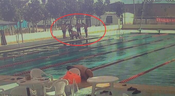 78秒丨临沂16岁少年游泳池溺水 俩小伙联手施救