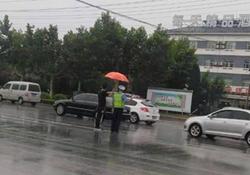 雨中最暖风景线！交警冒雨疏导交通 热心市民撑伞20分钟