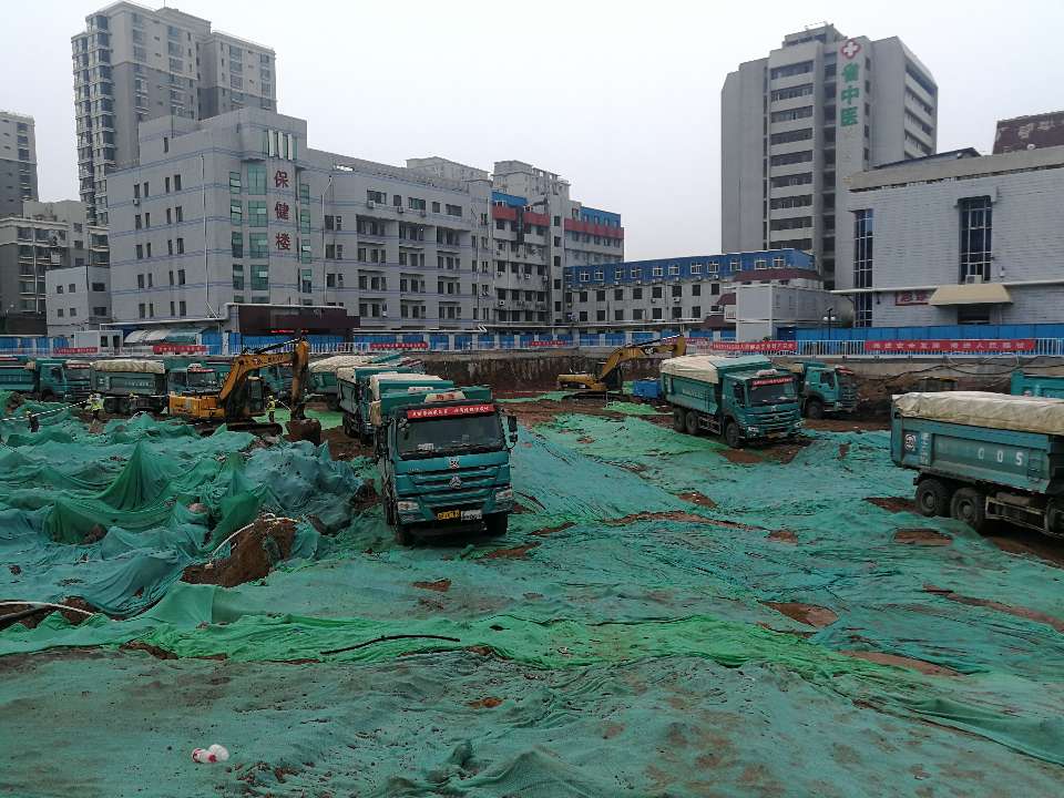 济南推出渣土运输“六公开制度” 试点渣土车白天运行