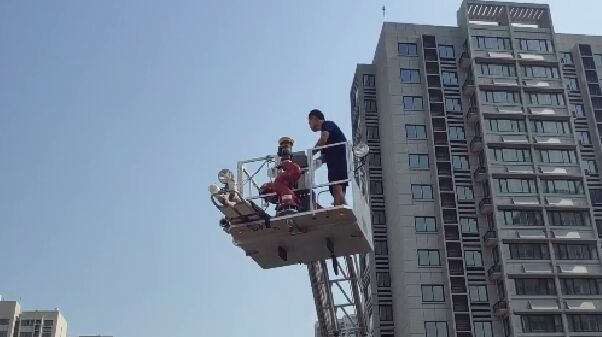 50秒丨济南7旬老人不慎坠楼情况紧急 消防动用云梯救援