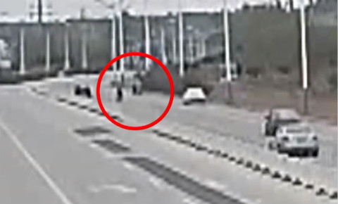34秒丨威海一醉駕摩托車撞飛嬰兒車！監控拍下這驚險一幕